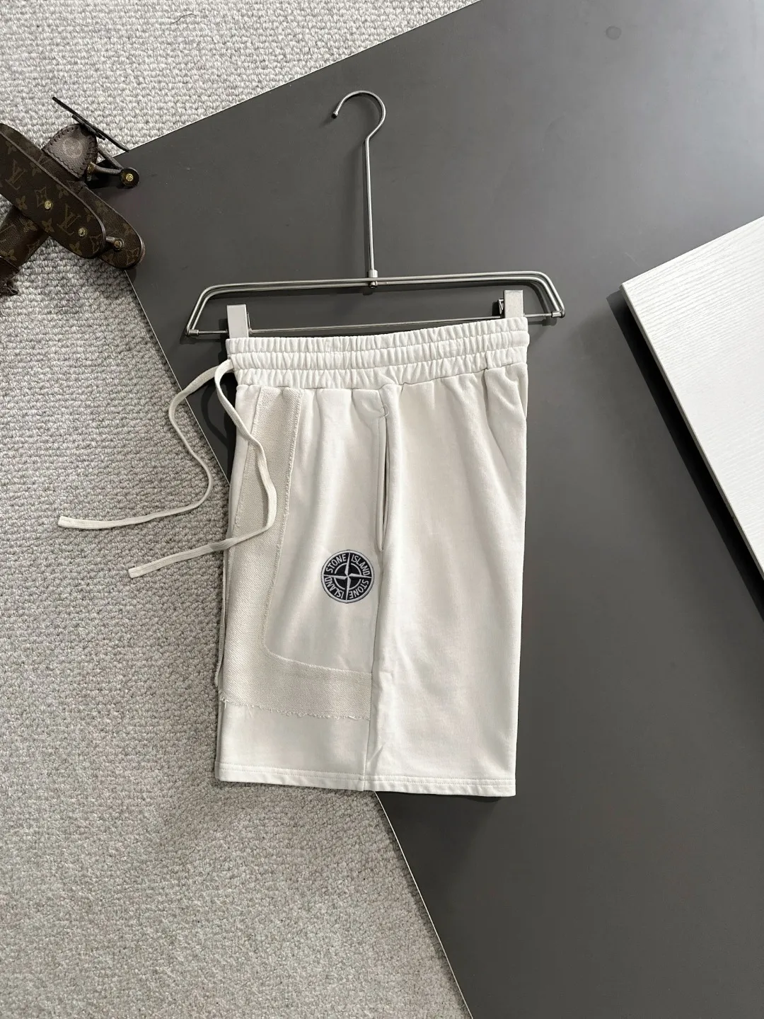 🅿️330 shipped next day, high quality Stone lsland/stone island 2025 spring and summer new style casual solid color loose shorts with elastic band, two needle stitches at the hem of the trousers, fine and firm stitching, custom-made fabrics at the counter, high breathability and comfort, impeccable details, brand element design concept, reflecting high quality. It feels delicate and soft! It presents a casual cut and the upper body shape is great! Size: S-XXL